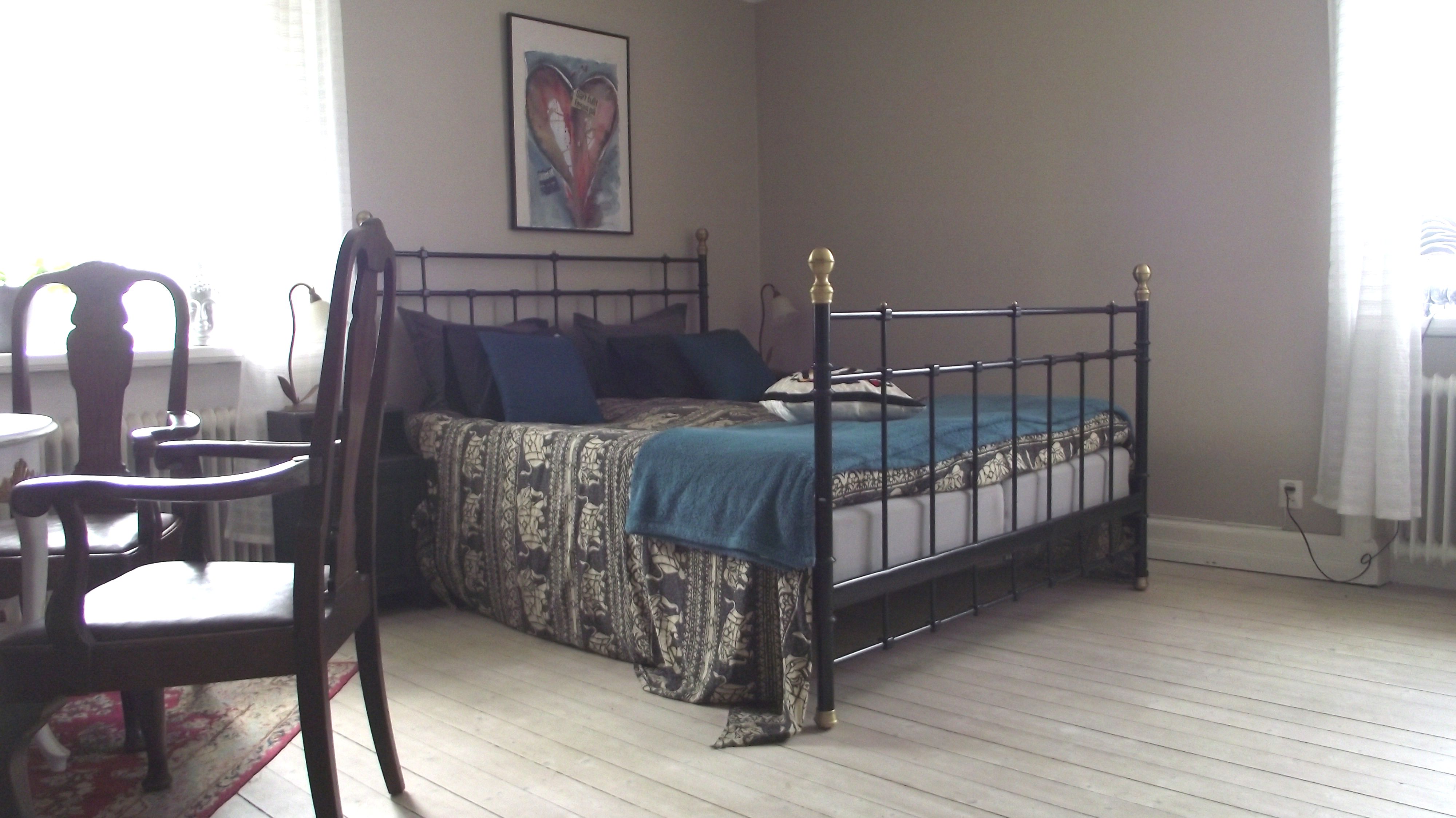 r12, Family room with bath, 3 x beds