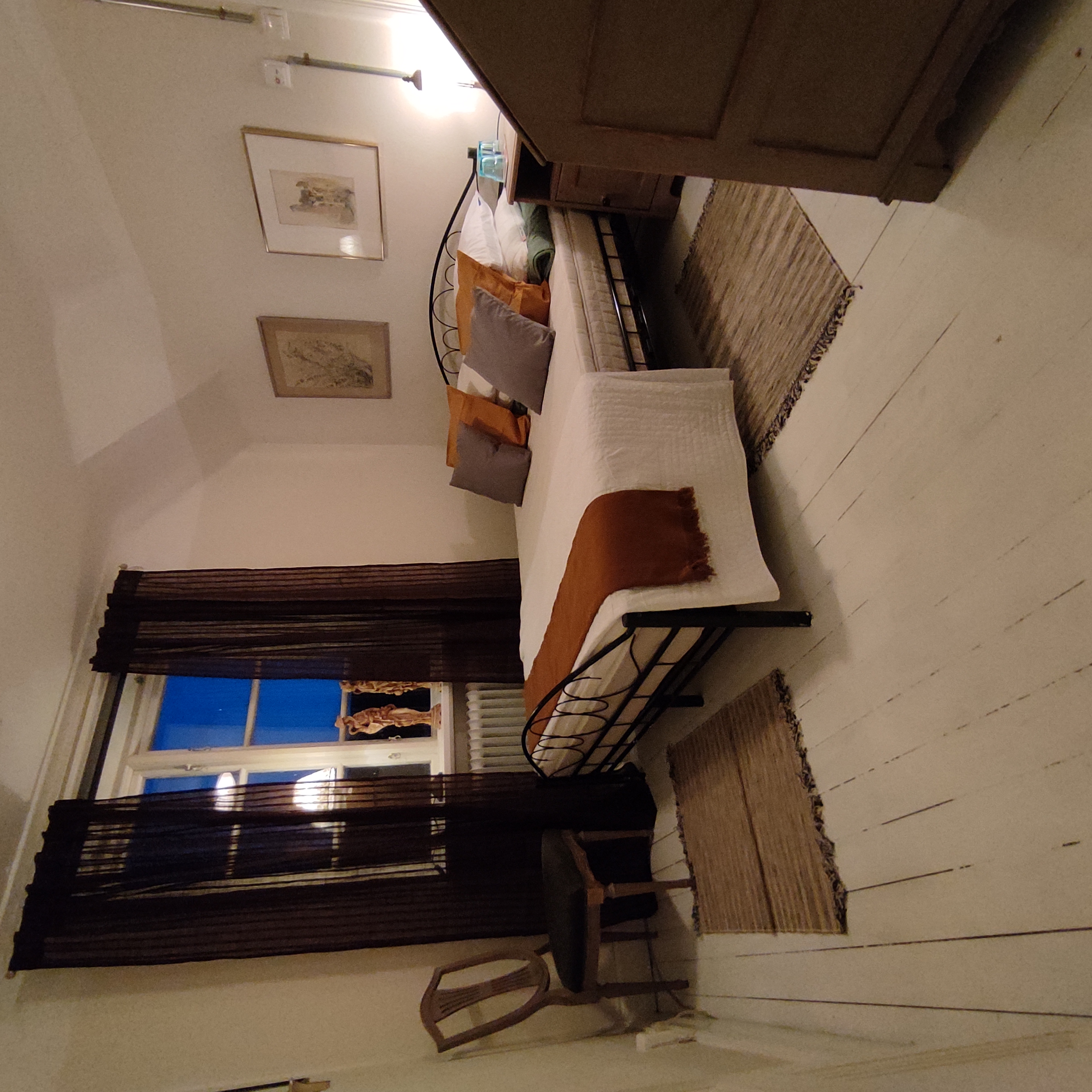 r22, Budget double with compact private bathroom